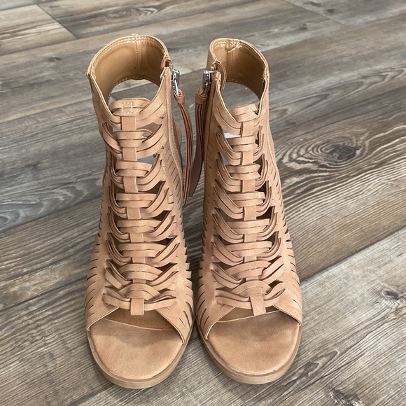 DV by Dolce Vida Nude Heels - Picture 4 of 9